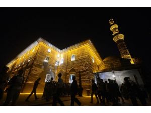 Regaip Kandili'nde eller dualar için açıldı