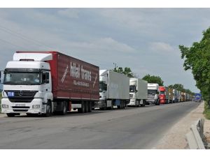 Tır kuyruğu 10 kilometreyi aştı