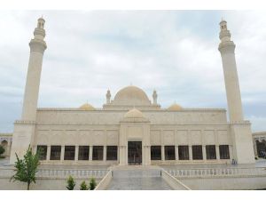 Azerbaycan'ın en eski camisi ibadete açıldı