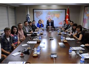 TÜRKSOY'un davetlisi gazeteciler AA'yı ziyaret etti