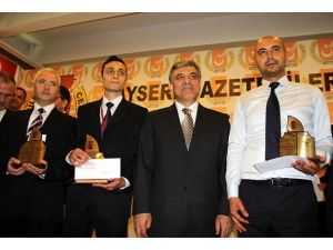 AA muhabirleri ödüllerini Cumhurbaşkanı Gül'den aldı