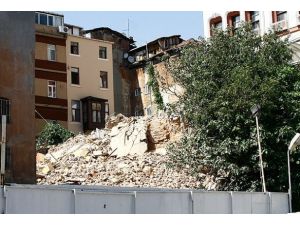 Beyoğlu'nda 7 katlı metruk bina çöktü