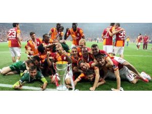 Şampiyon kupayı aldı