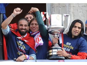 Zaferi taraftarla kutladı