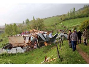 Hortum evin çatısını uçundu