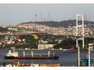 Galatasaray bayrakları köprülerde