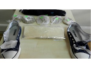 Esrarı ayakkabısının içine saklamış