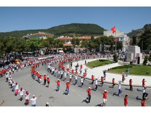 Bin 500 öğrenci, aynı anda Zeybek oynadı.