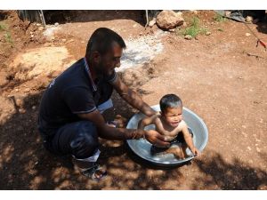 Suriyeli çocukların banyosu: leğenler