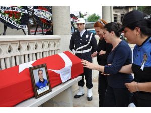 Şehit polis memuru toprağa verildi