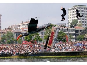 Uçağını kapan sahile koştu