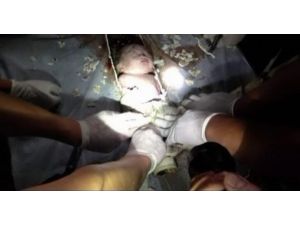 Tuvalet borusuna bebeği yanlışlıkla düşürmüş