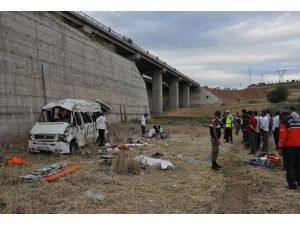 Minibis çaya yuvarlandı: 6 ölü
