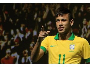 Neymar imzayı atıyor