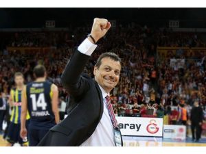 Ergin Ataman potada yine ilklerin peşinde