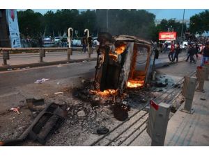 Göstericiler polis aracını yaktı