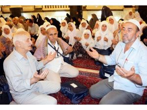 Kabe'de Türkiye için dua ettiler