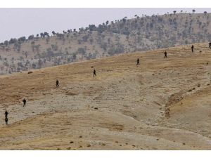 Kaçakçılar sınırda askerlere ateş açtı