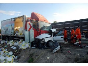 Otomobille kamyon çarpıştı: 5 ölü, 1 yaralı