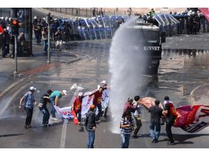 Polis Taksim Meydanı'na girdi
