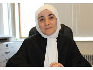 Başörtüsüyle Hollanda'da 11 yıldır avukatlık yapıyor