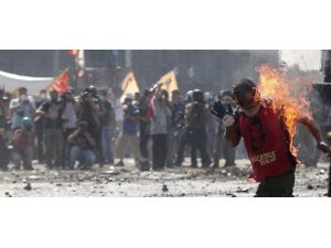 Polise molotof atarken kendilerini yaktılar