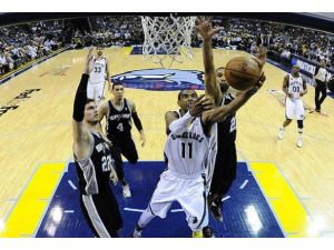 NBA finalinde Spurs öne geçti