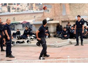 Taksim'de futbol vakti