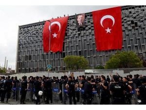 Polis AKM'ye Türk Bayrağı astı