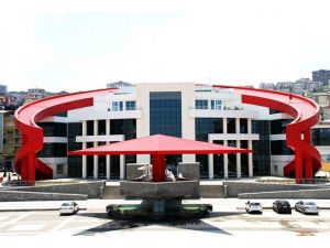 Türk bayrağı şeklindeki bina hizmete açıldı