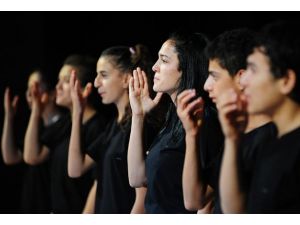 İşitme engellilerden işaret diliyle konser