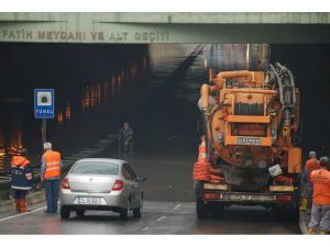 Alt geçitleri su bastı, araçlar mahsur kaldı