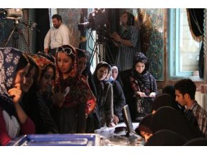 Tahran'da uzun oy kuyrukları