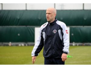 Ernst futbolu bıraktı