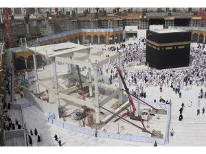Kâbe'ye çelik konstrüksiyondan geçici tavaf alanı inşa ediliyor