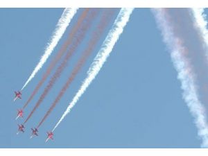 Türk Yıldızları Mersin'de gösteri uçuşu yaptı