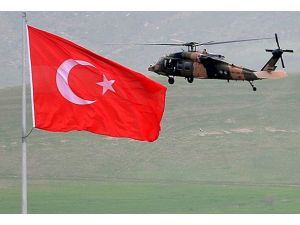 Teröristler askeri helikoptere ateş açtı