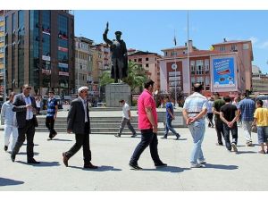 "Yürüyen adamlar""duran adam"a karşı