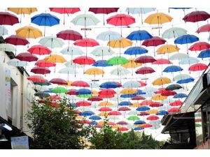 Şemsiyeli sokak açıldı