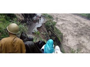 Muson yağmurları can almaya devam ediyor