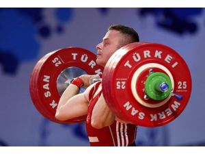 Halterde gümüş madalya