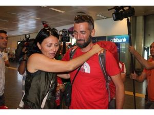 Türk dağcı yurda döndü