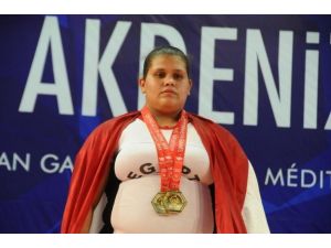 2 altın madalya birden aldı