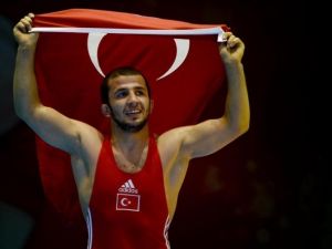 Milli Güreşçi Kaya'ya altın madalya