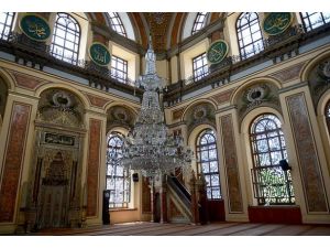 Bezm-i Alem Valide Sultan Camisi'nin müezzini bilgi verdi