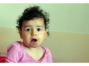 Yolda yürürken kafasına çocuk düştü