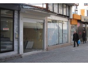 Komşu'da kepenkler kapanıyor