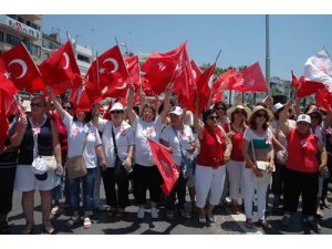 kadınlar “Hükümet İstifa”, Tayyip İstifa” diye sloganlar attılar.