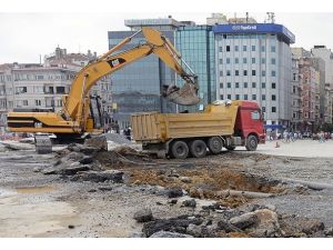 Taksim'de su borusu patladı