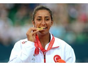 Teniste altın madalya